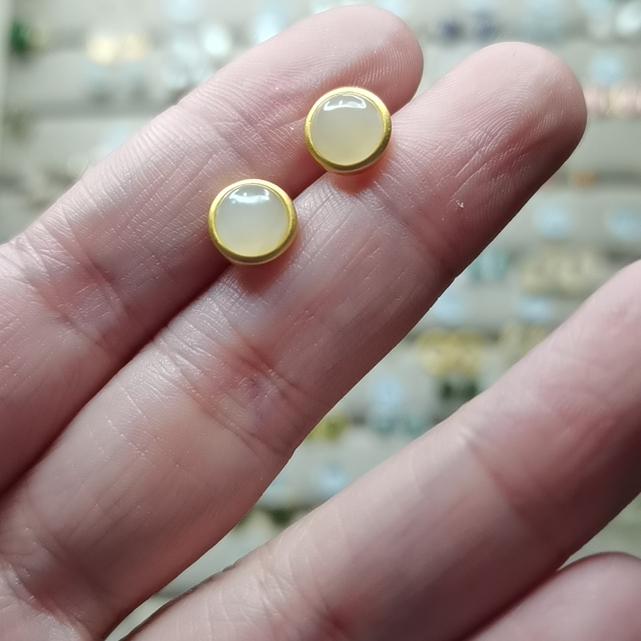 Beyyu and Tian Yuear pin the needle in the eye