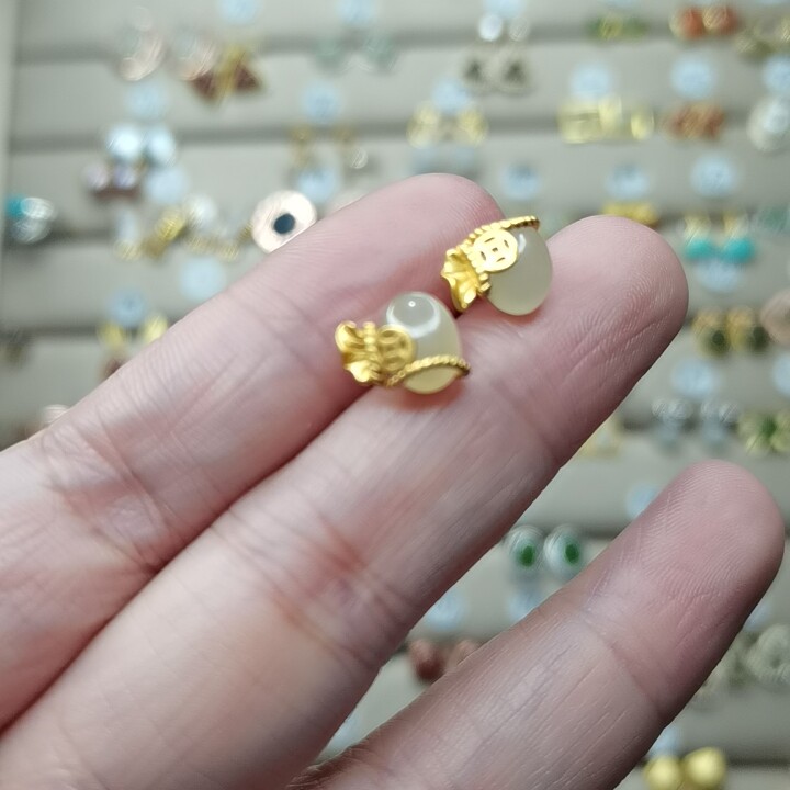 Beyyu and Tian Yuear pin the needle in the eye