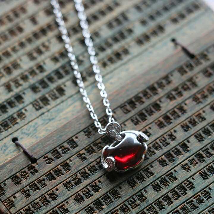 Qinghuan 925 pure silver Ping An lock pomegranate stone necklace inlaid with brick pendant Mother's Day Mother's Mother's Day Mother's birthday present