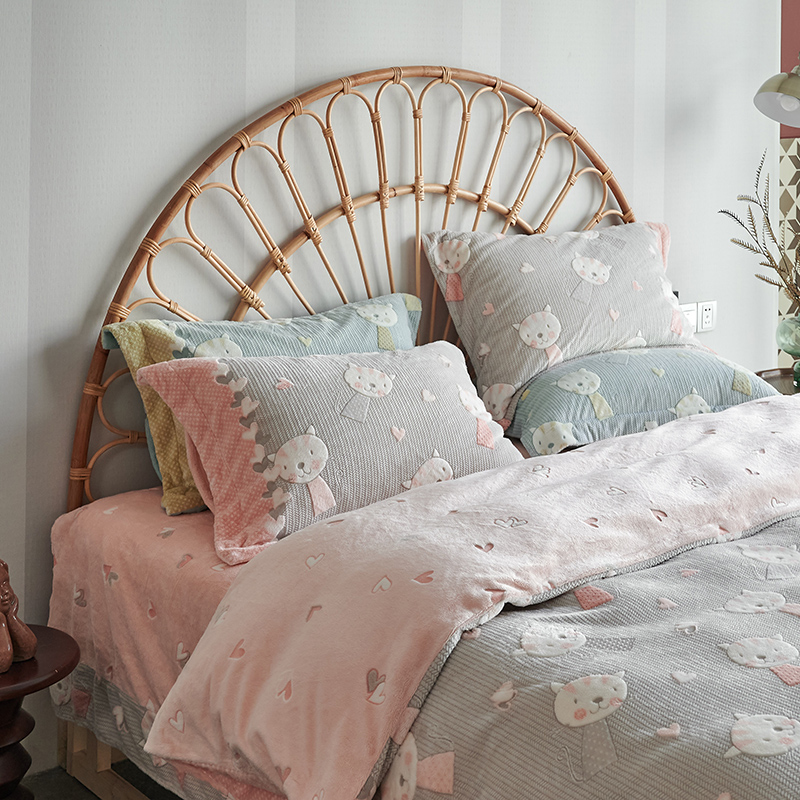 Cold artifact non-static electricity product Warm and thick winter imported Korean flannel cartoon coral velvet four-piece set