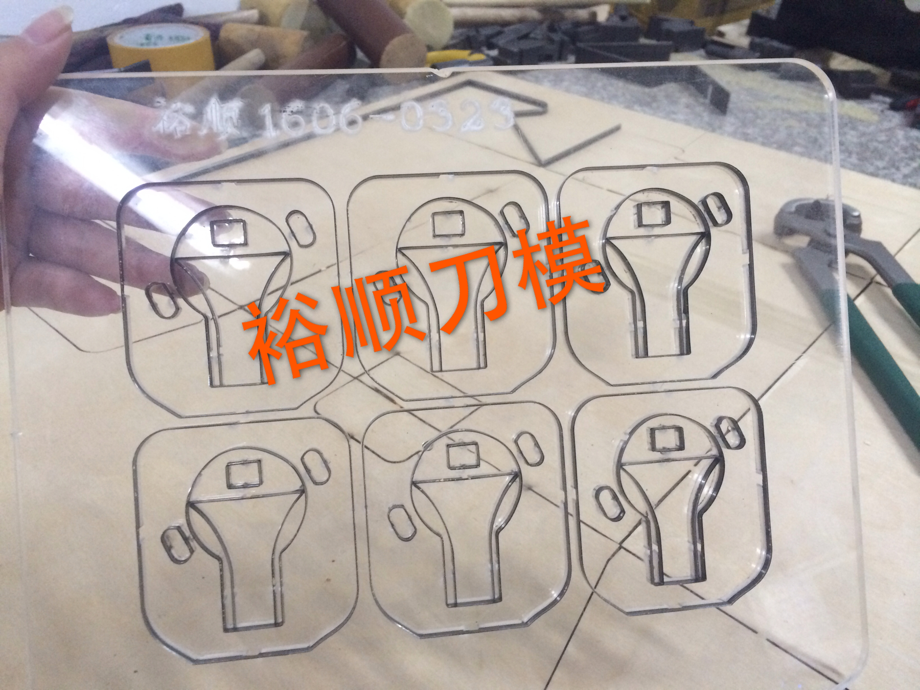 Yushun laser knife mold acrylic crystal plastic glass version HD transparent sticker trademark die-cut special-shaped flower