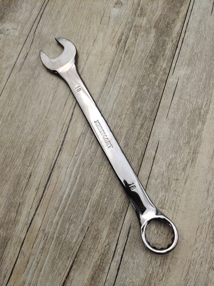 The 18 Plum Blossom Wrench is shipped at random.
