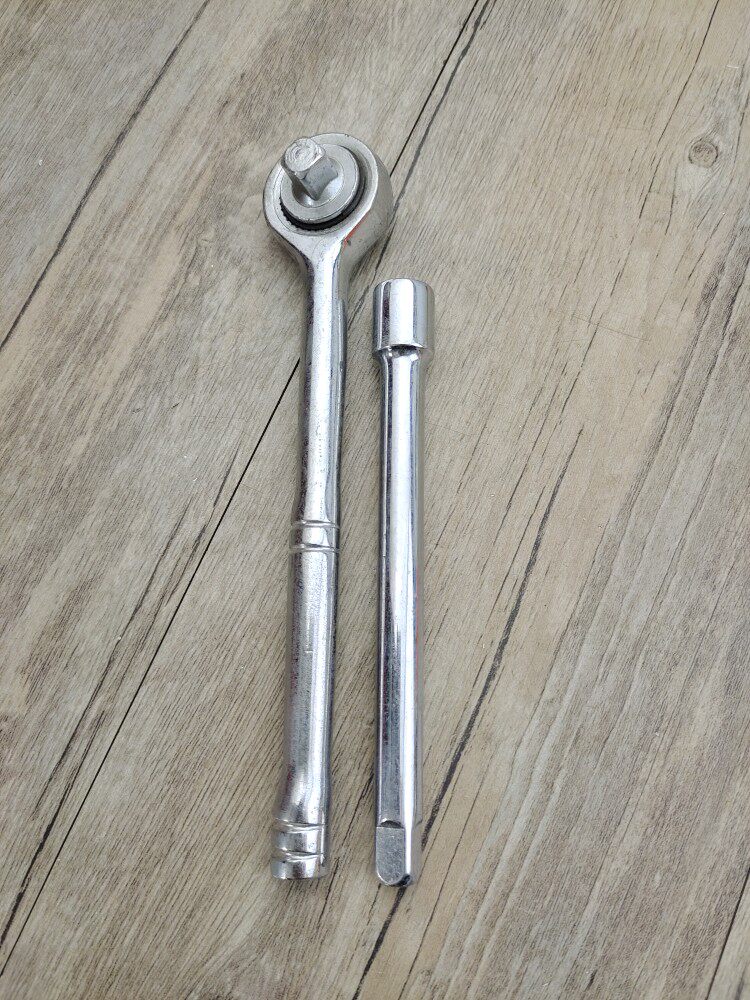 The medium flying ratchet wrench randomly sends the lengthened lever