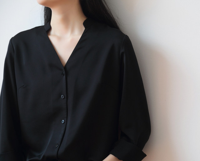 SSSTUDIO early spring chic shirt female design sense niche temperament commuter black v-neck long-sleeved top female