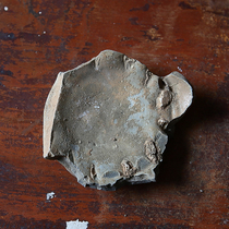 Remaining bowl of celadon glaze from the Five Dynasties. Remaining porcelain specimens for studying gold repair and repairing ancient porcelain.