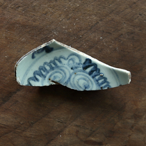 Specimens of blue and white porcelain pieces from Hongzhi and Zhengde in the mid-Ming Dynasty. Specimens of old blue and white porcelain pieces from Ming and Qing Dynasties. Specimens of ancient porcelain pieces.