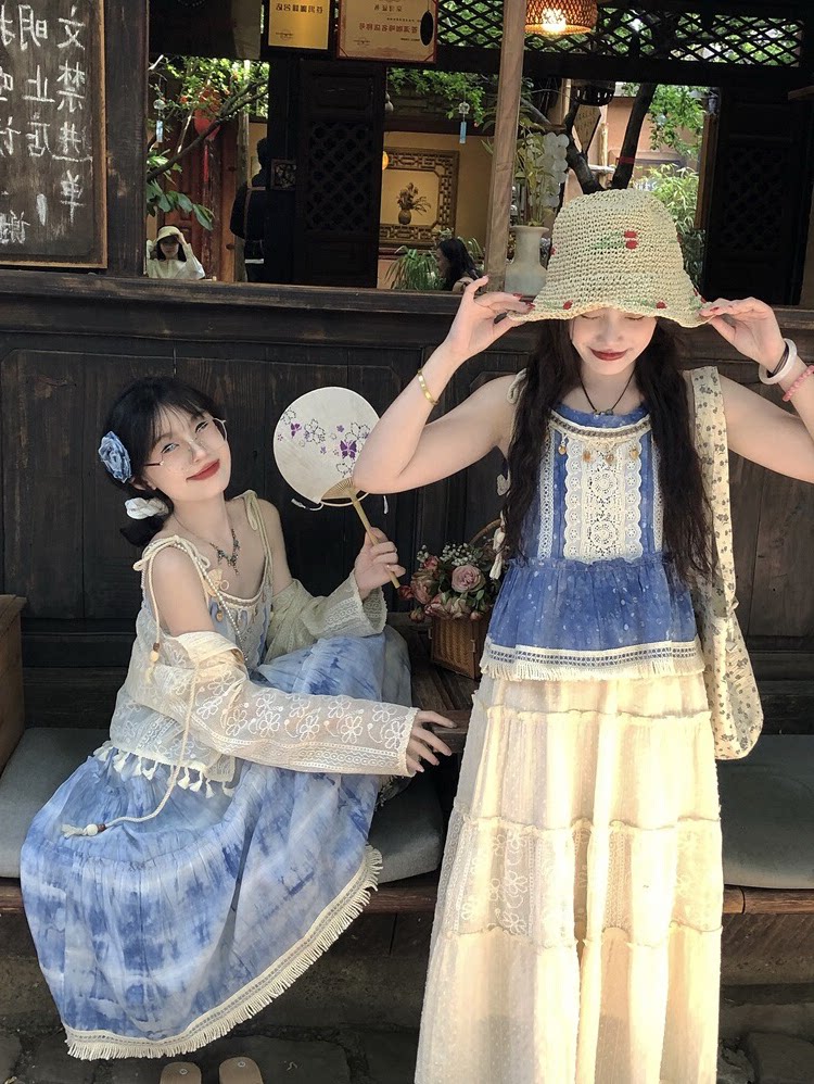【Alittle Messy】 ชุดเดรสยาวสีครามมัดย้อม ประดับลูกปัดรูปเปลือกหอย สไตล์วันหยุด “เอฟเฟกต์ภาพเบลอฤดูร้อน”