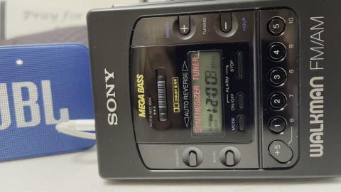 1990年的索尼随身听、真可以让你的耳朵怀孕。