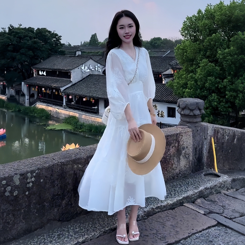 White French-Style Dress for Women, 2026 Summer New Korean Version, Casual Waist-Cinching A-Line Dress with Waist-Tie Embroidery and V-Neck Long Dress