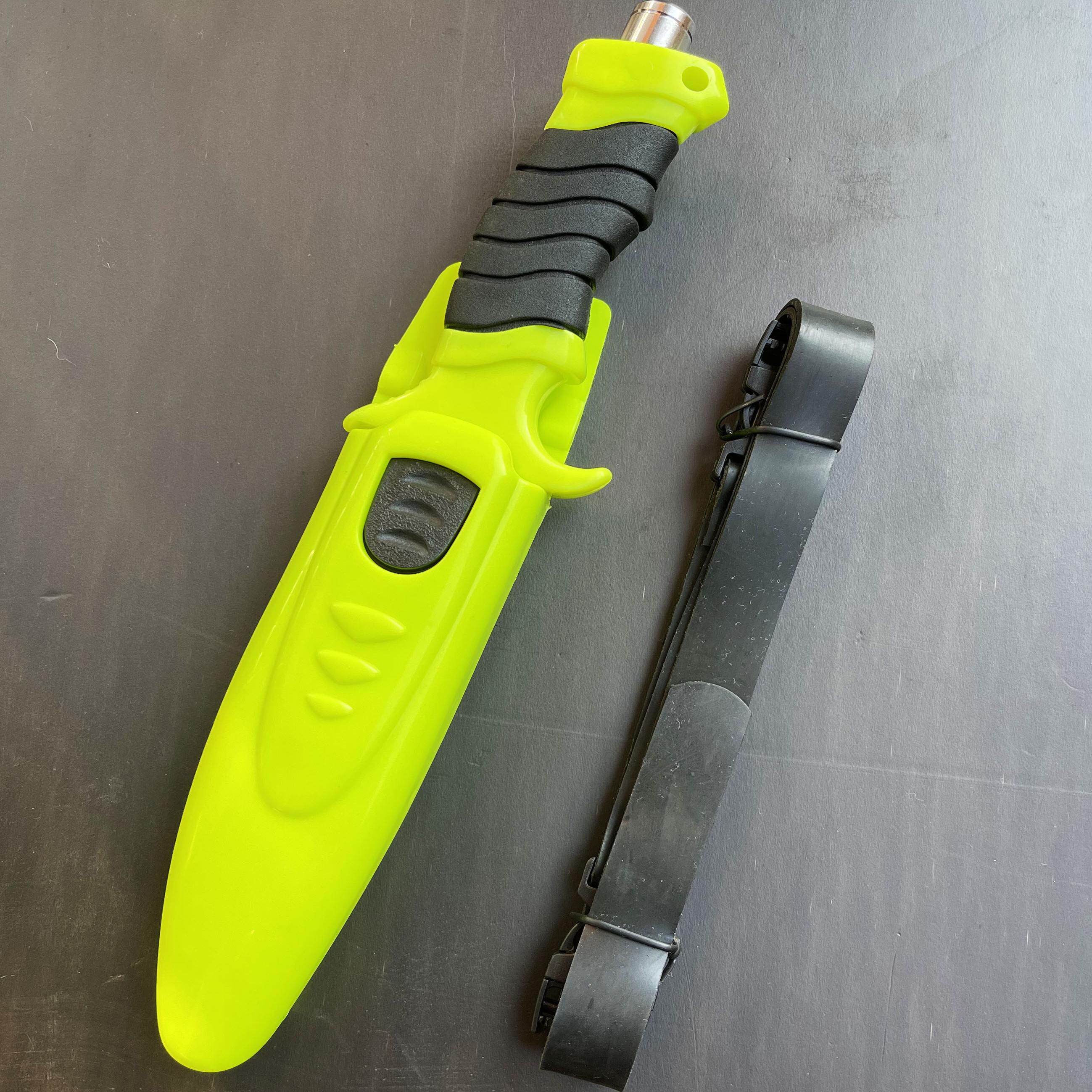 潜入深蓝的秘密武器：不锈钢潜水专用割绳刀，水下救援必备神器！