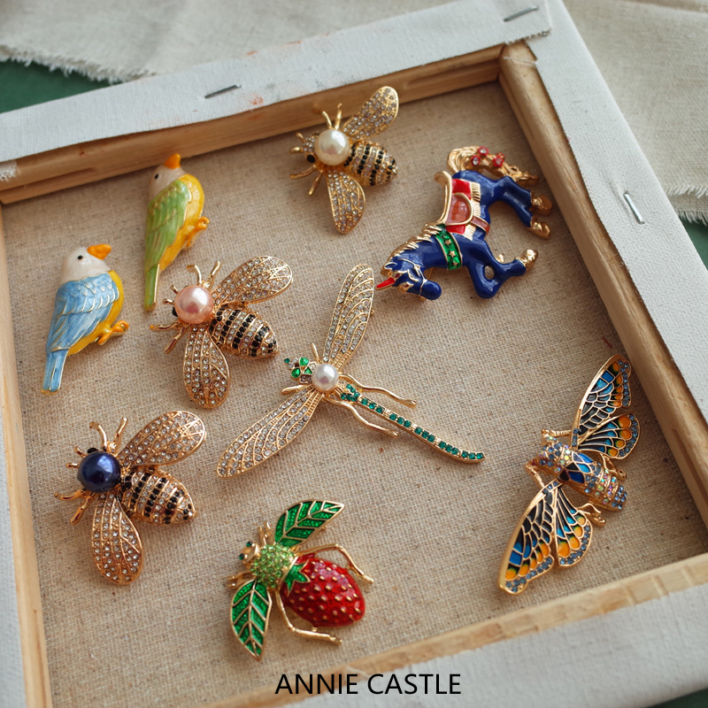 Anne Castle [bộ sưu tập động vật] sơn men retro cổ điển tiệc ong trâm cài pin - Trâm cài hoa cài áo