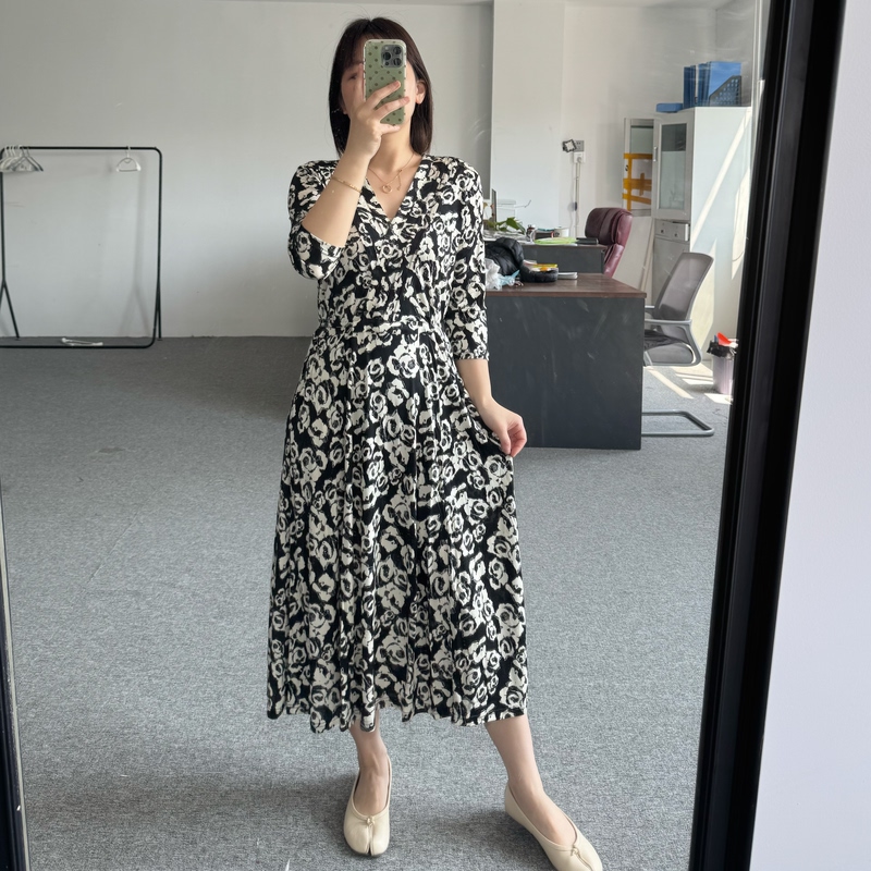 Old Money Style Mulberry Silk Black and White Rose Dress, Elegant V-Neck Waist-Cinching Silk Knit Dress, Graceful Long Dress for Commuting