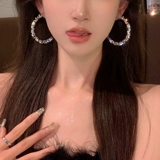 Дизайнерские серьги, модный аксессуар, тренд сезона, 2025 года