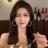 Дизайнерские серьги, модный аксессуар, тренд сезона, 2025 года