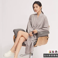 Чистая красно -серая пассажирская одежда