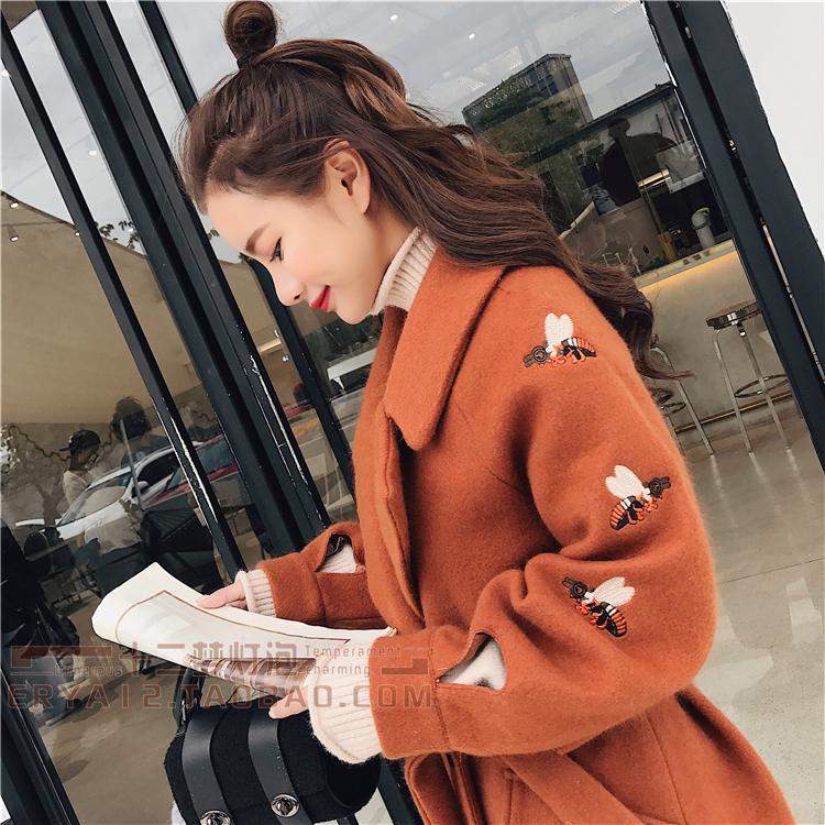 2018 mùa xuân váy nữ gió ong thêu áo len nữ Hàn Quốc phiên bản của phần dài của vành đai thắt lưng eo áo áo măng tô kaki nữ dáng dài