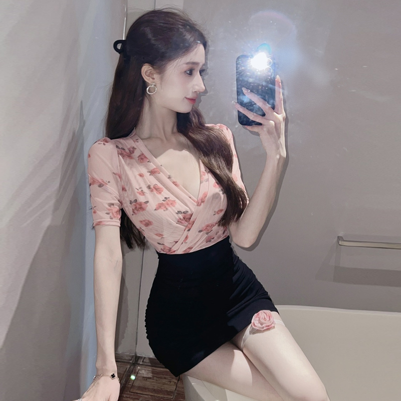 Mesh Printed Low-Cut V-Neck French-Style Sexy Dress for Women, Waist-Cinching, Elegant, Slim-Fit, Ruched, Figure-Flattering, Bodycon Short Dress