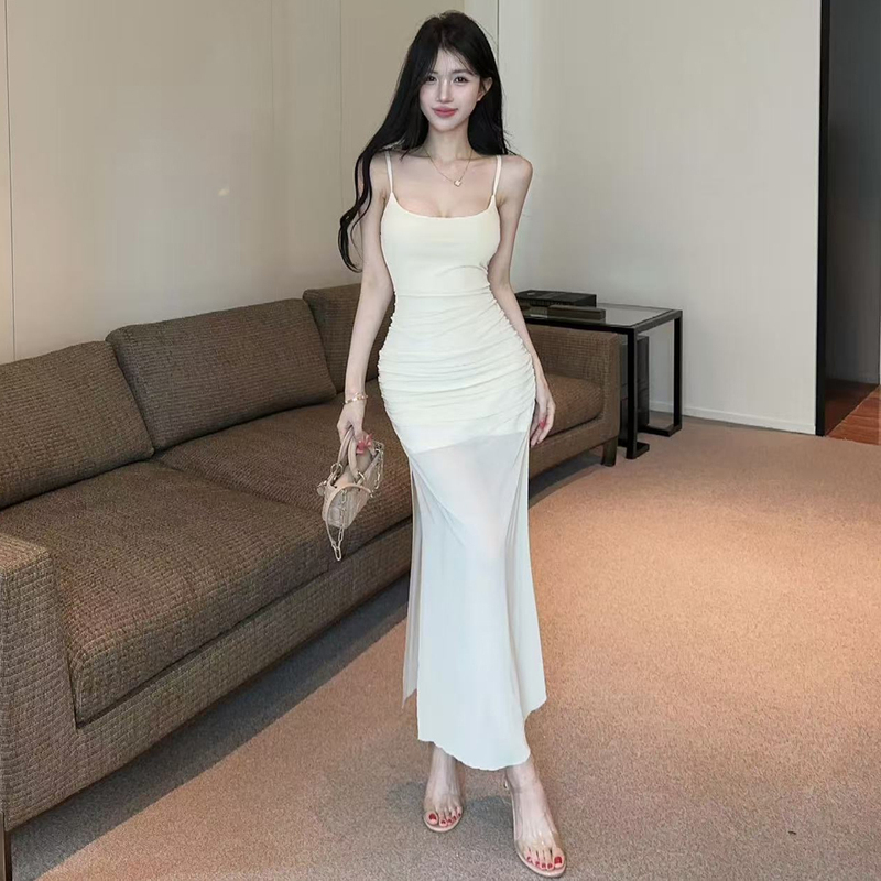 Purely Sexy Low-Cut Sleeveless Dress That Reveals Collarbones, with Thin Straps, High Waist, Open Back, Slim Fit, and Mesh Tank Dress Purely Sexy Low-Cut Sleeveless Dress That Reveals Collarbones, with Thin Straps, High Waist, Open Back, Slim Fit, and Mesh Tank Dress