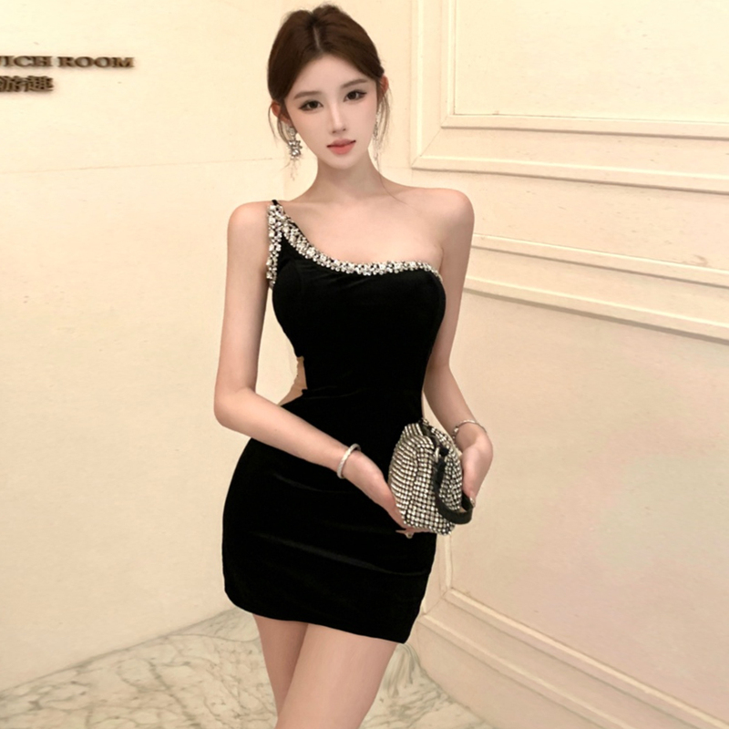 Hot Girl's Sexy One-Shoulder Strapless Dress with Breast Pads and Rhinestones, High-End and Elegant, Waist-Cinching, Slimming, Hip-Hugging Little Black Dress