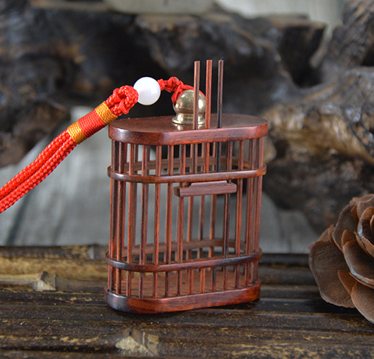 Indian leaflet red sandalwood golden bell Full leaflet red sandalwood cage can be used as a hand-held insect utensil