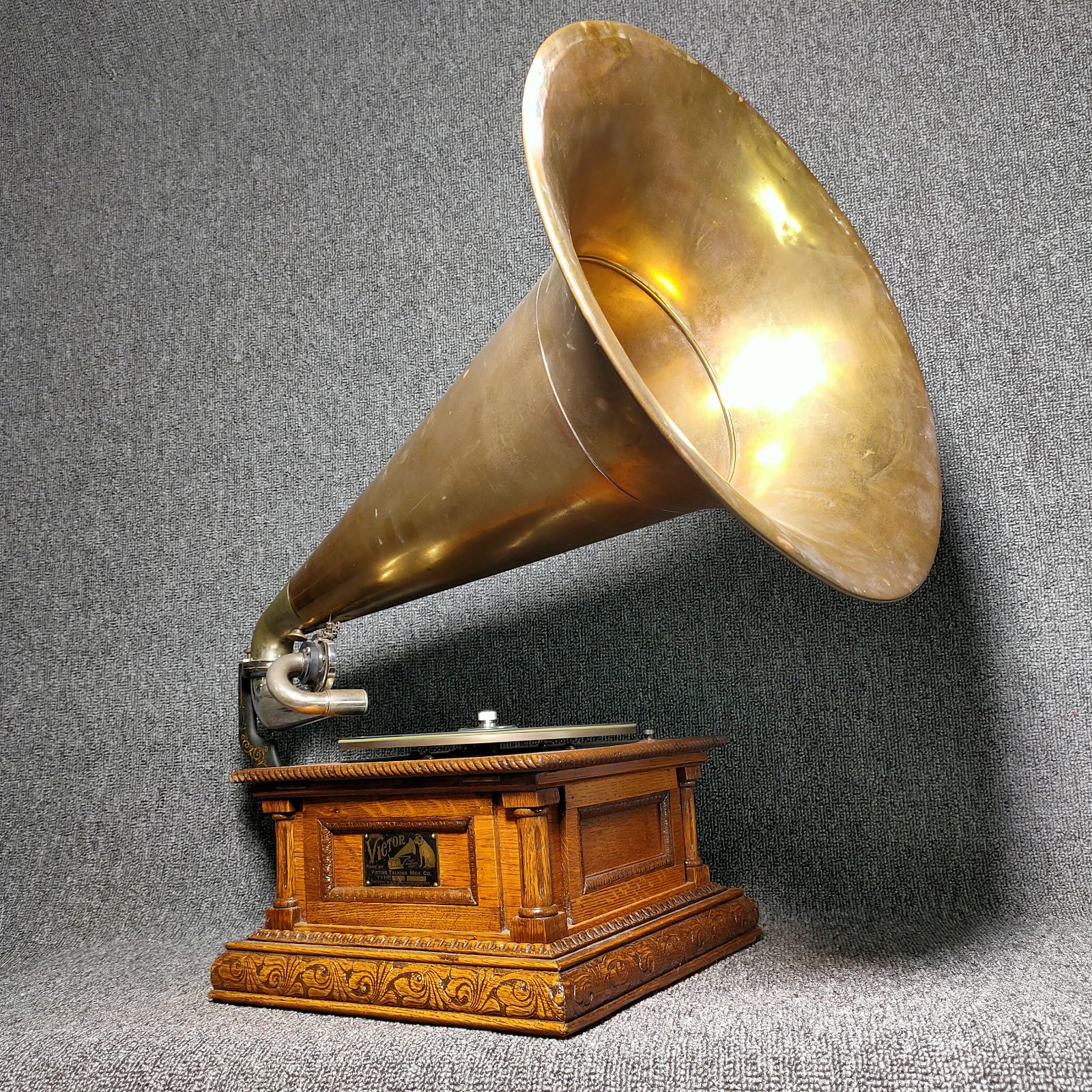 Western antique copper horn hand-cranked gramophone double-winding record player old Shanghai style tavern cafe decoration