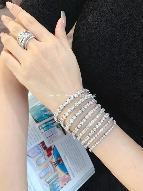 Hengxin Jewelry 18K White Gold Bull Head Four-Prong Diamond Bracelet for Women, Full Diamond Luxury Carat Real Diamond Bangle Jewelry Hengxin Jewelry 18K White Gold Bull Head Four-Prong Diamond Bracelet for Women, Full Diamond Luxury Carat Real Diamond Bangle Jewelry