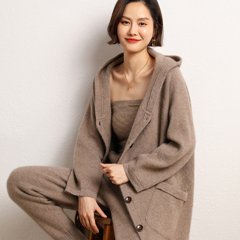 A heavy - colored 100 % pure cashmere sweater with long knee - thickened knitted coat