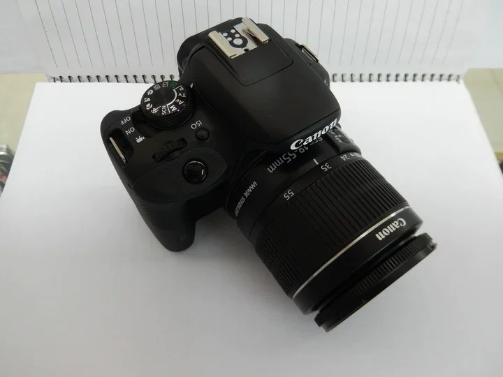 Máy ảnh DSLR mới của Canon EOS 100D - SLR kỹ thuật số chuyên nghiệp
