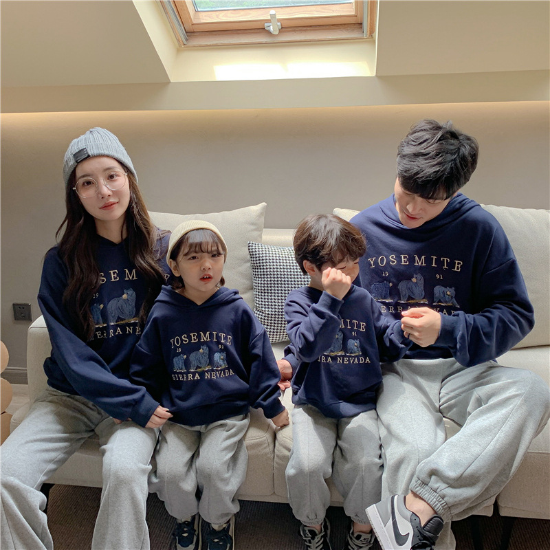 High-end parent-child clothing, a family of three or four, sweater spring clothing, 2023 new trendy Internet celebrity, foreign style, Korean version of the family portrait jacket