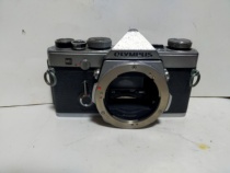 Olympus OM-1 works normally when powered on. There is a dent on the top of the appearance and the viewfinder is corroded.