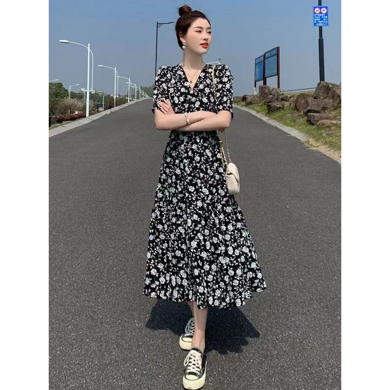 Plus-Size Floral Chiffon Dress with V-Neck, Slimming Elastic Waist, Mid-Length Skirt, Elegant and Tummy-Concealing Fairy-Style Summer Dress Plus-Size Floral Chiffon Dress with V-Neck, Slimming Elastic Waist, Mid-Length Skirt, Elegant and Tummy-Concealing Fairy-Style Summer Dress