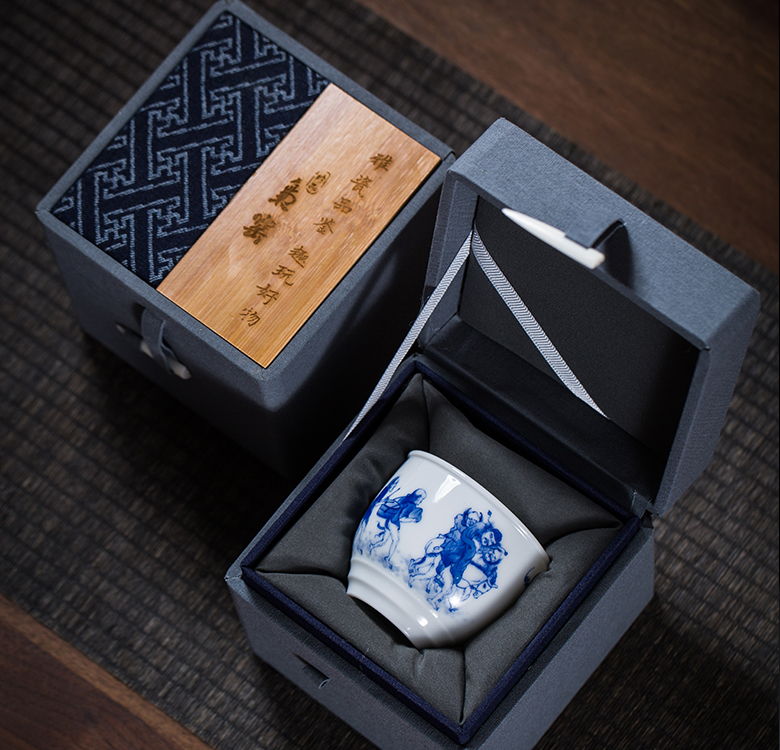 The Owl up with jingdezhen ceramic manual hand - made character, informs the to kung fu tea master single cup tea tea cup