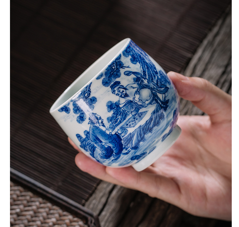 The Owl up jingdezhen blue and white master cup tea character kunfu tea tea cups sample tea cup single CPU