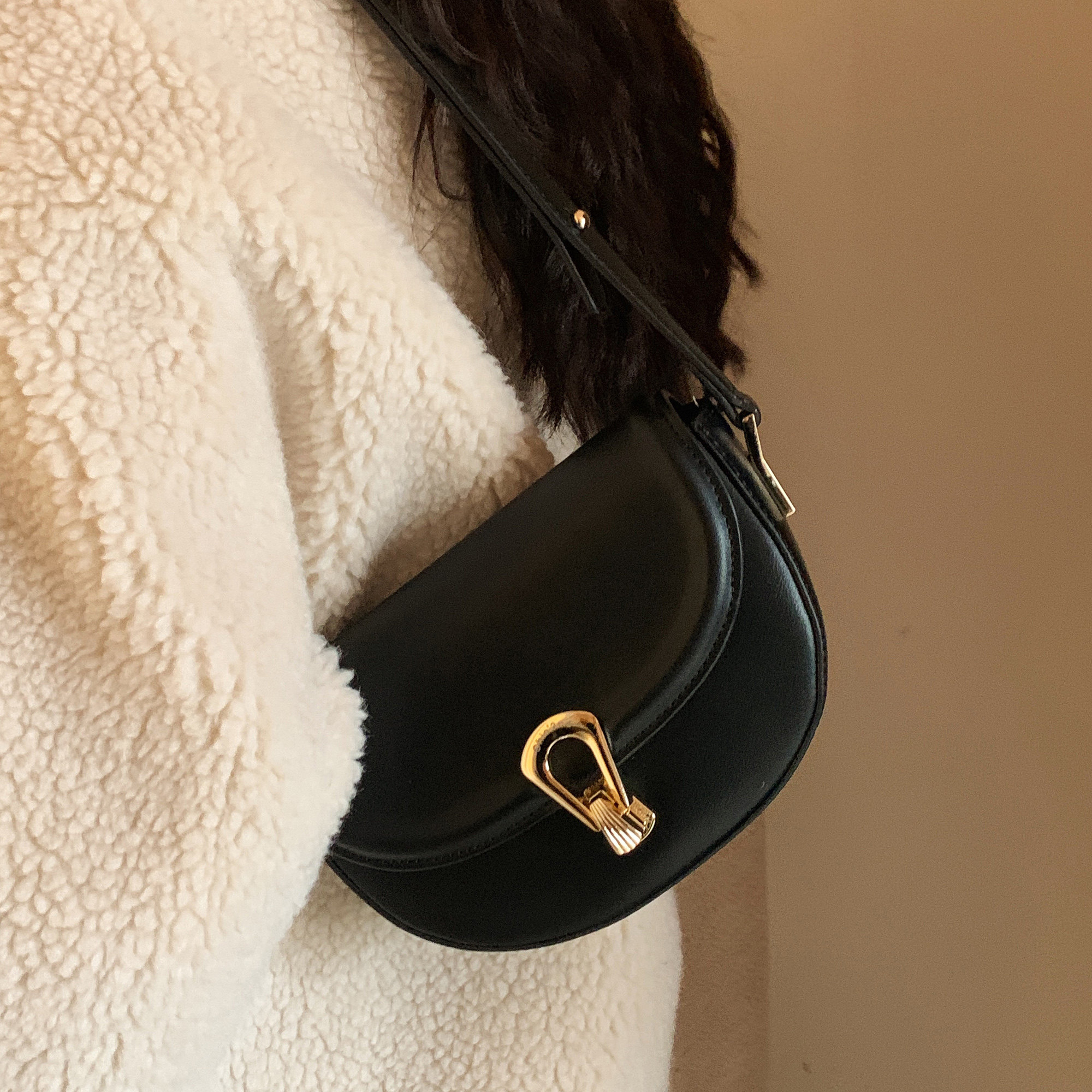 South Wind Chio2nd Black Gold Shell Saddle Bag girl 2023 with high texture niche shoulder slope bag