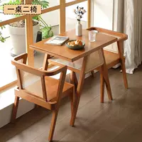 Комбинация одного стола и двух стульев, цвет вишневого дерева, дизайн из массива дуба * ротанга.