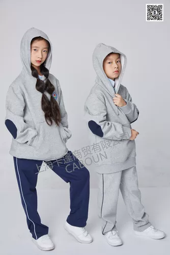 Бархатный спортивный костюм для школьников с капюшоном