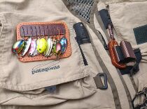 Stream Road Asian bait breast card micro-matter horse mouth brooch card pseudo-bait pendant