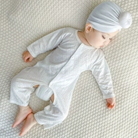 Тонкий открытый 𫔭 комбинезон с белым ромбом в партере