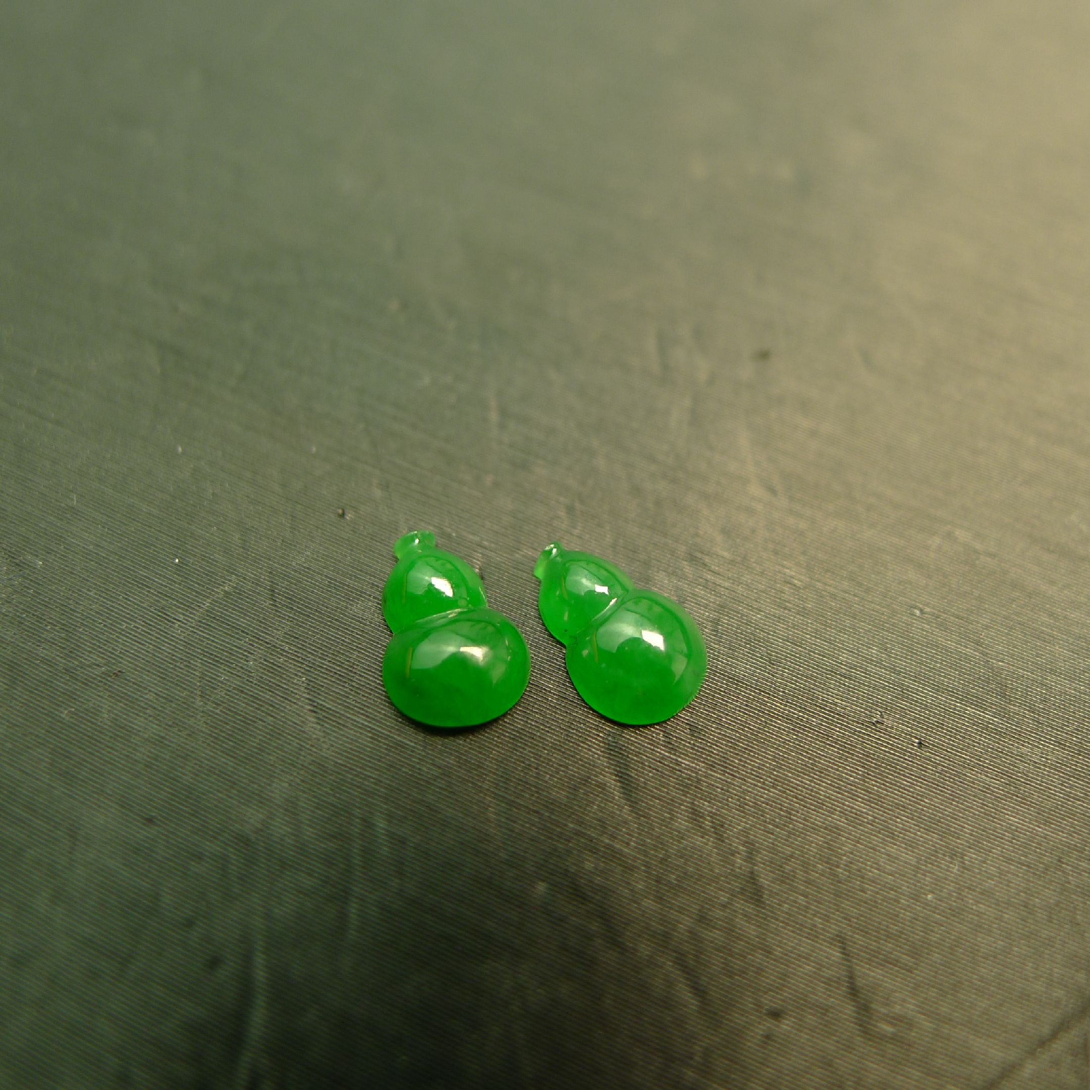 Ice full of green natural grade A jade gourd ring face