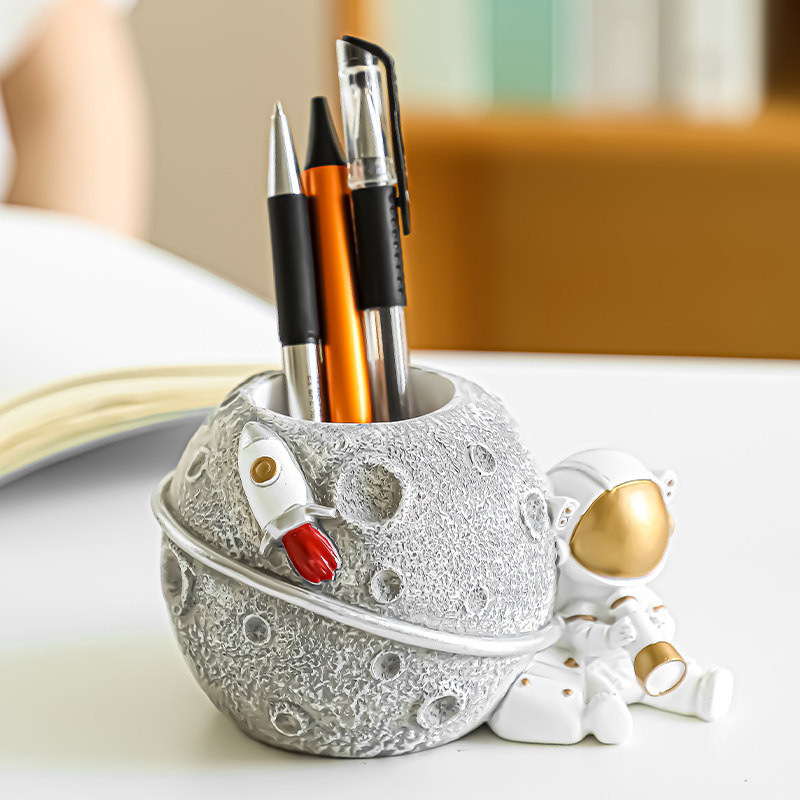 Astronaut Swing Piece Pen Holder Light Lavish Creative Office Desktop Furnishing Home Decorator Astronaut Small Pendulum