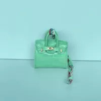 Светло -зеленый жемчужный крокодиловый рисунок