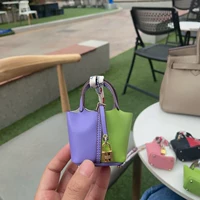 Светло -фиолетовый прыгающий светло -зеленый