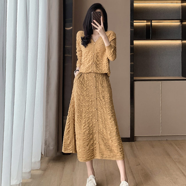 Xiaoxiangfeng fashion suit skirt female autumn and winter 2022 new high-end light luxury knitted cardigan A-line half skirt two-piece set