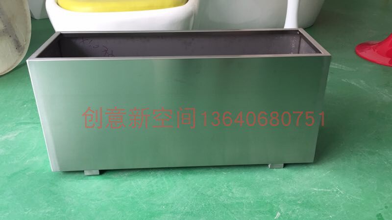 Customized outdoor engineering landscape stainless steel flower box Municipal gardening road metal flower bed guardrail flower bucket