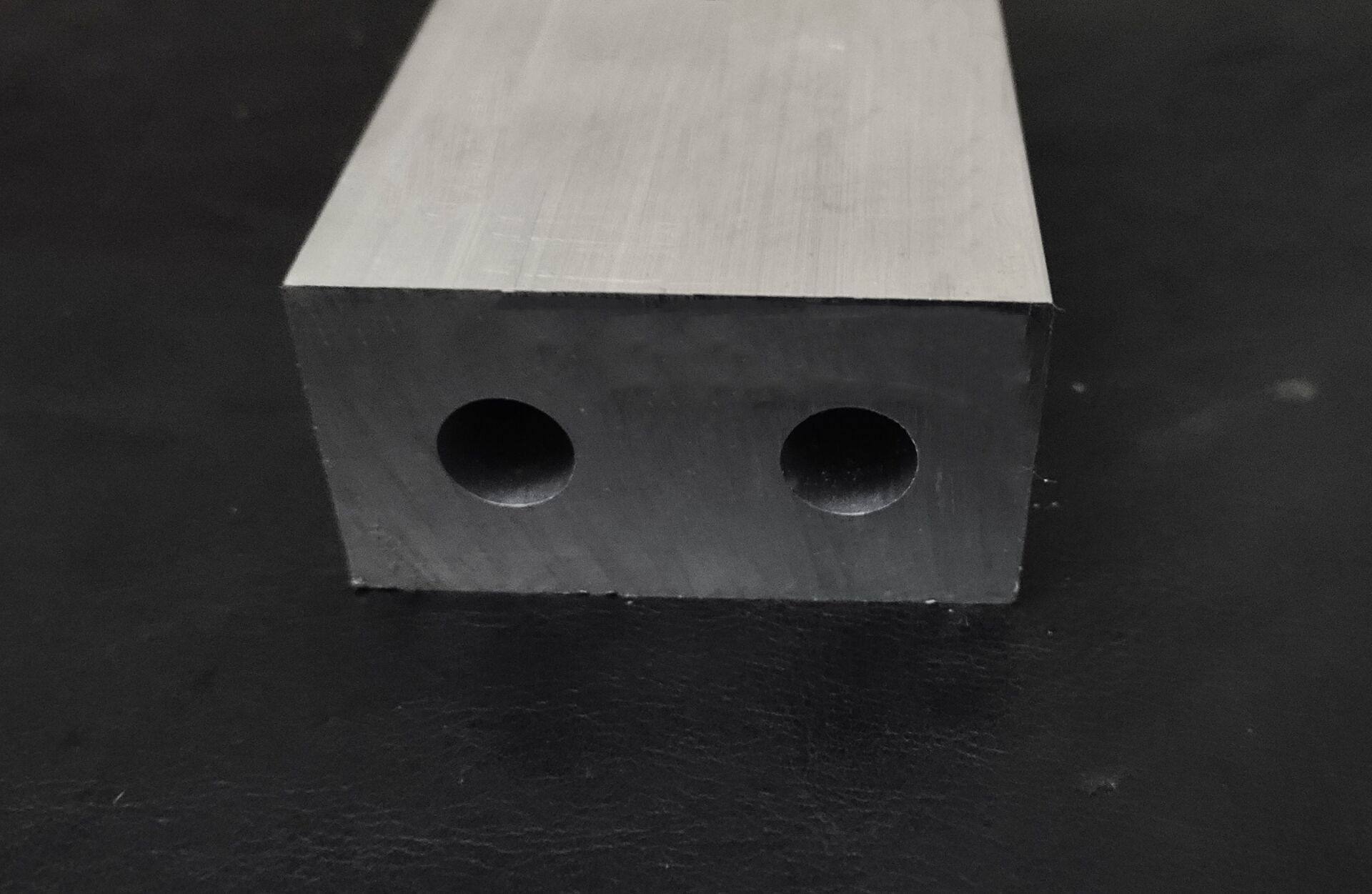 With spot square tube 62 * 34 * 12 inner hole square double-hole aluminium extruded material double-hole aluminium tube shunt tube air flow tube
