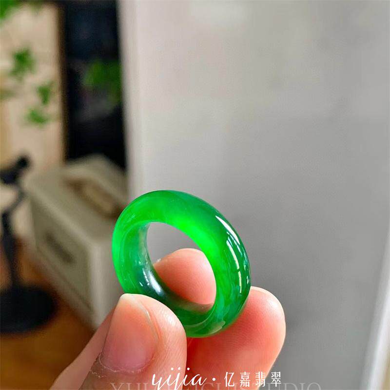Ice full color spicy green ring imperial green jade ring