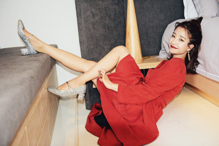 Daxi tự làm 2019 xuân mới rắn màu chéo cổ áo giảm béo áo dài tay dài nữ đầm trắng đẹp