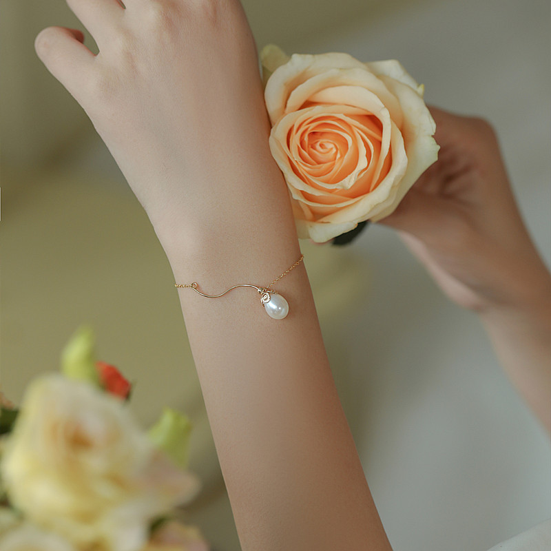 Original design swaying figure flower branch retro pearl hand refining French temperament niche design high-class flower