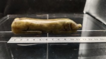 During the period of earning foreign exchange the old yellow jade pig held the hand piece.