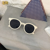 Take pictures portable white-edged eyes retro fashion trend ultra-light sunglasses female black and white frame net red round face fresh